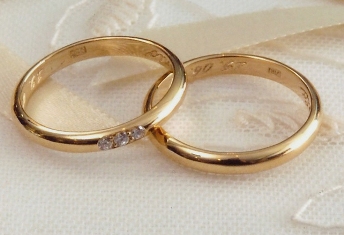 This photo of a bridal ring set - rings for a double ring wedding ceremony - was taken by Stenio Felix of Sao Paulo, Brazil.